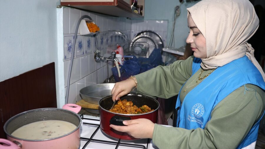 Üniversiteli gençler konuk oldukları yaşlıların iftar sofrasını hazırlıyor