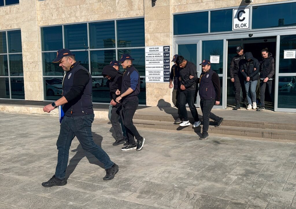 Uşak merkezli yasa dışı bahis ve dolandırıcılık operasyonunda yakalanan 15 kişiden 12’si tutuklandı