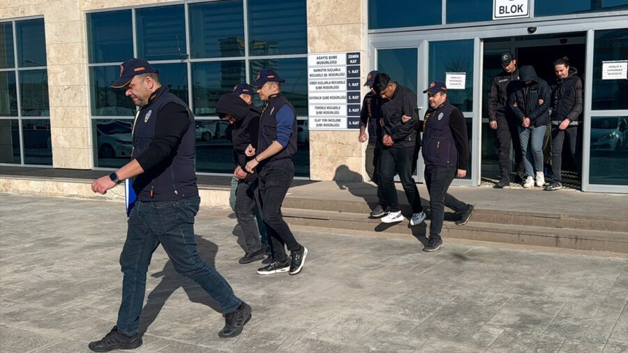 Uşak merkezli yasa dışı bahis ve dolandırıcılık operasyonunda yakalanan 15 kişiden 12’si tutuklandı