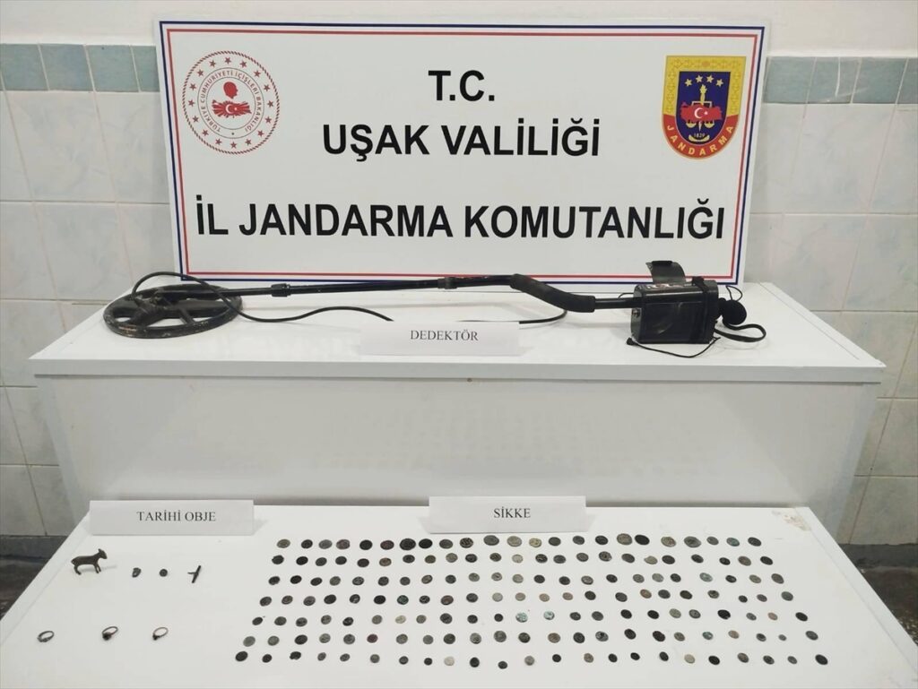 Uşak’ta bir evde 161 sikke ele geçirildi