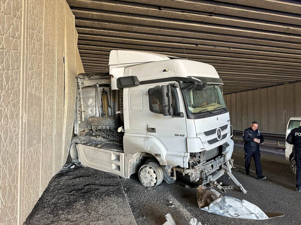 Uşak’ta tır ile çarpışan otomobilin sürücüsü yaralandı