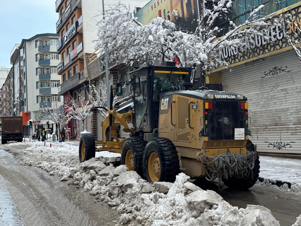 Van, Muş, Bitlis ve Hakkari’de 758 yerleşim yerine ulaşım sağlanamıyor