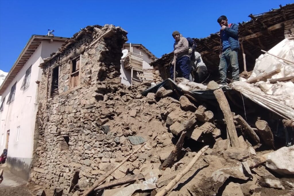 Van’da çöken duvarın altında kalan 50 kuzu için çalışma başlatıldı