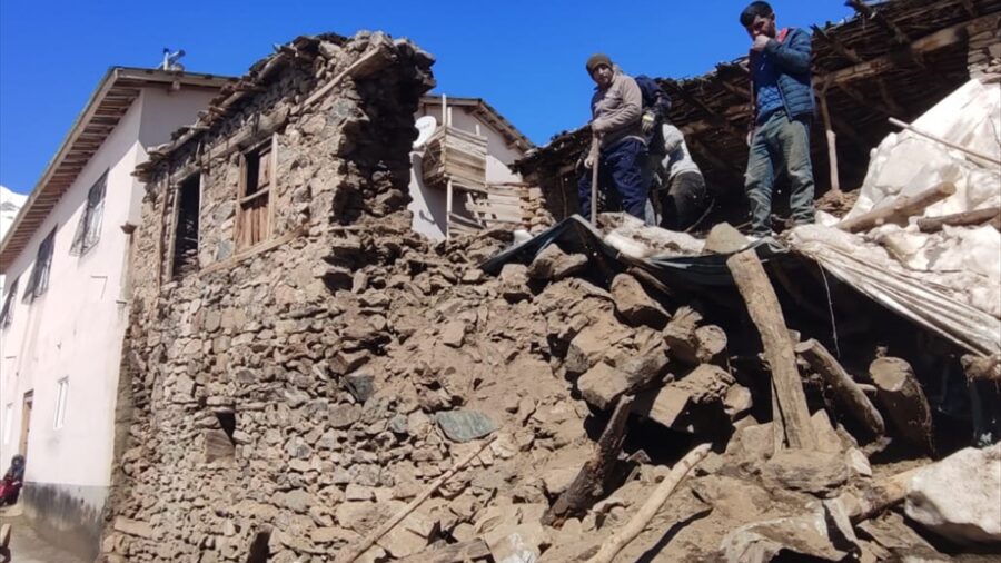 Van’da çöken duvarın altında kalan 50 kuzu için çalışma başlatıldı