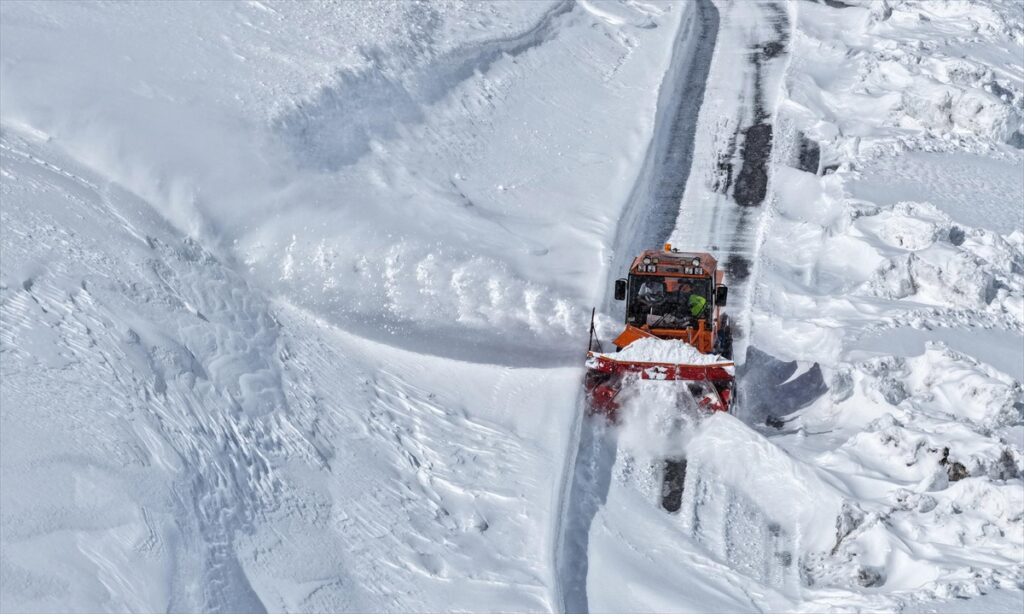 Van’da ekipler kapalı yolları açmak için metrelerce karla mücadele ediyor