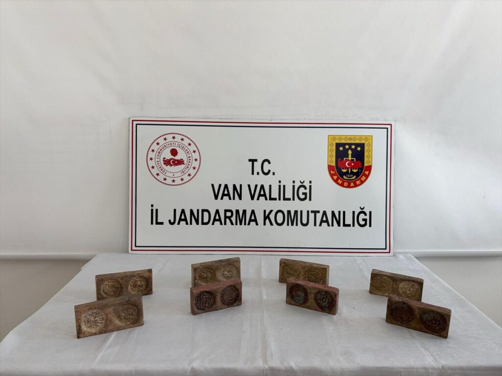 Van’da ham maddesi altın olan 8 tarihi eser ele geçirildi