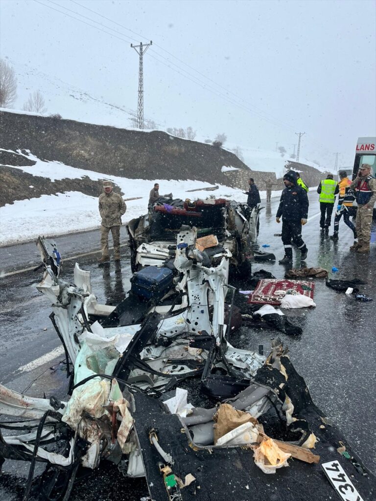 Van’da otomobil ile tırın çarpıştığı kazada 2 kişi öldü, 3 kişi yaralandı