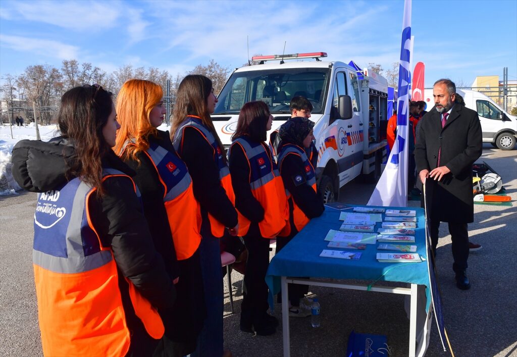 Van’da üniversite öğrencileri afetlere karşı bilgilendiriliyor