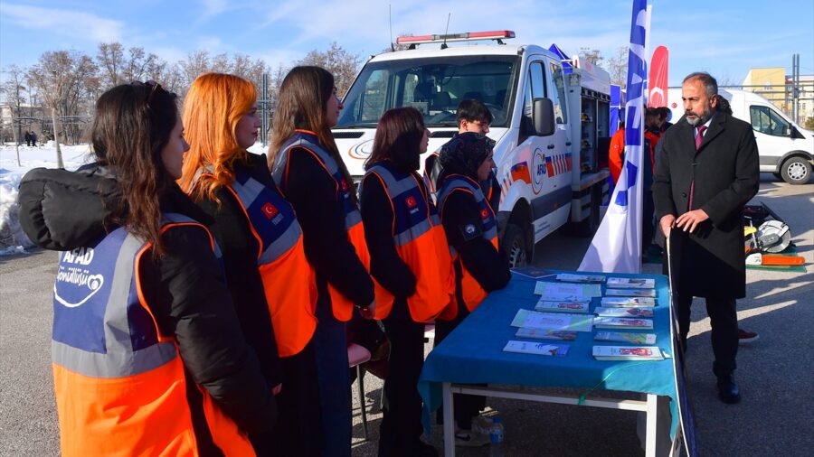 Van’da üniversite öğrencileri afetlere karşı bilgilendiriliyor