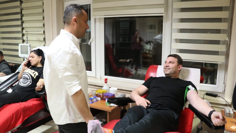 Yasin öğretmen kanser tedavisi gören çocuklara kan bağışı için yoğun mesaide