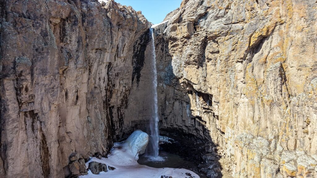 Yazın kuruyan Van’daki Yaşar Kemal Şelalesi yeniden akmaya başladı