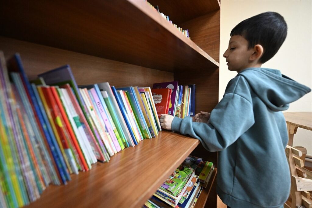 Yeşilay gönüllüsü gençler köy okulunun kullanılmayan sınıfını kütüphaneye dönüştürdü