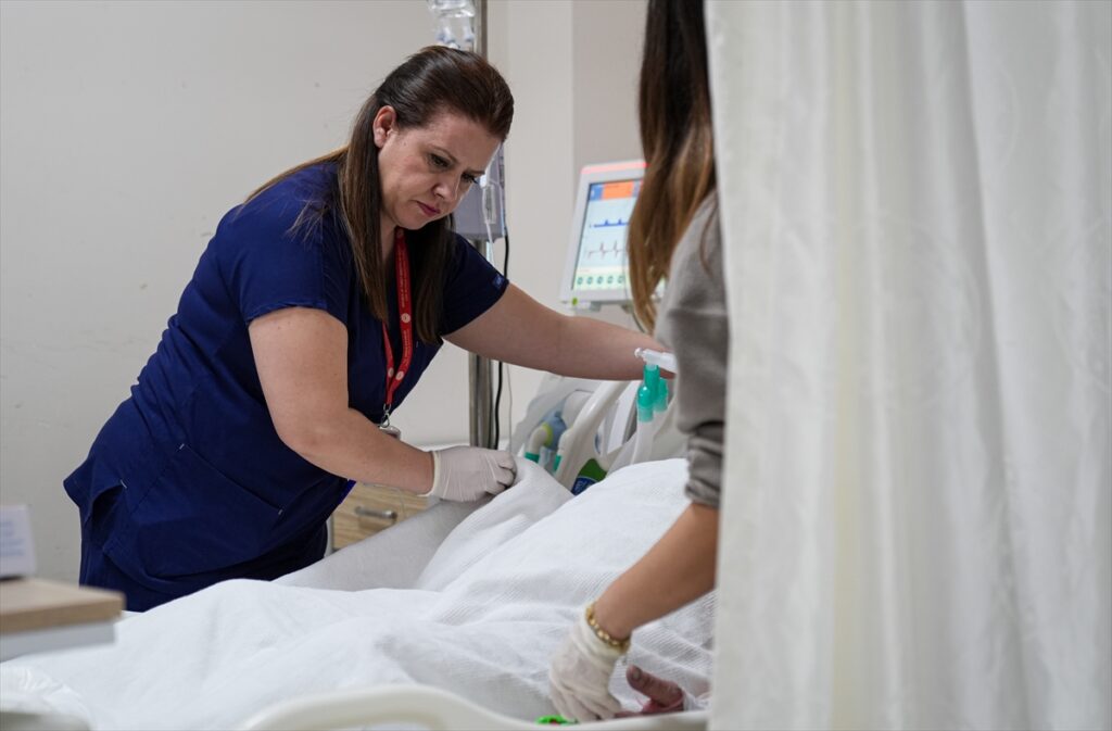 Yoğun bakımda hastalarına, evde üçüzlerine özveriyle bakıyor