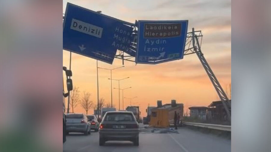 Yönlendirme tabelasına çarpan tırın dorsesi yola savruldu