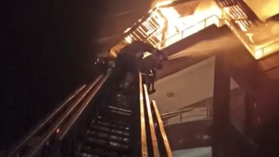 Yozgat’ta 5 katlı apartmanın çatı katında çıkan yangın söndürüldü