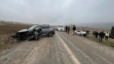 YOZGAT (AA) – Yozgat'ın Çekerek ilçesinde iki otomobilin çarpıştığı kazada
