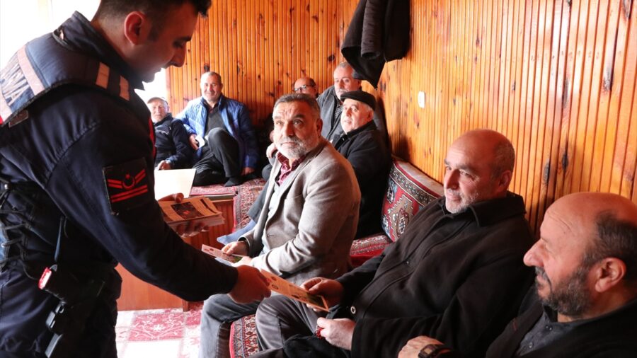 Yozgat’ta jandarma ekipleri köy köy dolaşarak vatandaşları IBAN dolandırıcılığına karşı uyarıyor