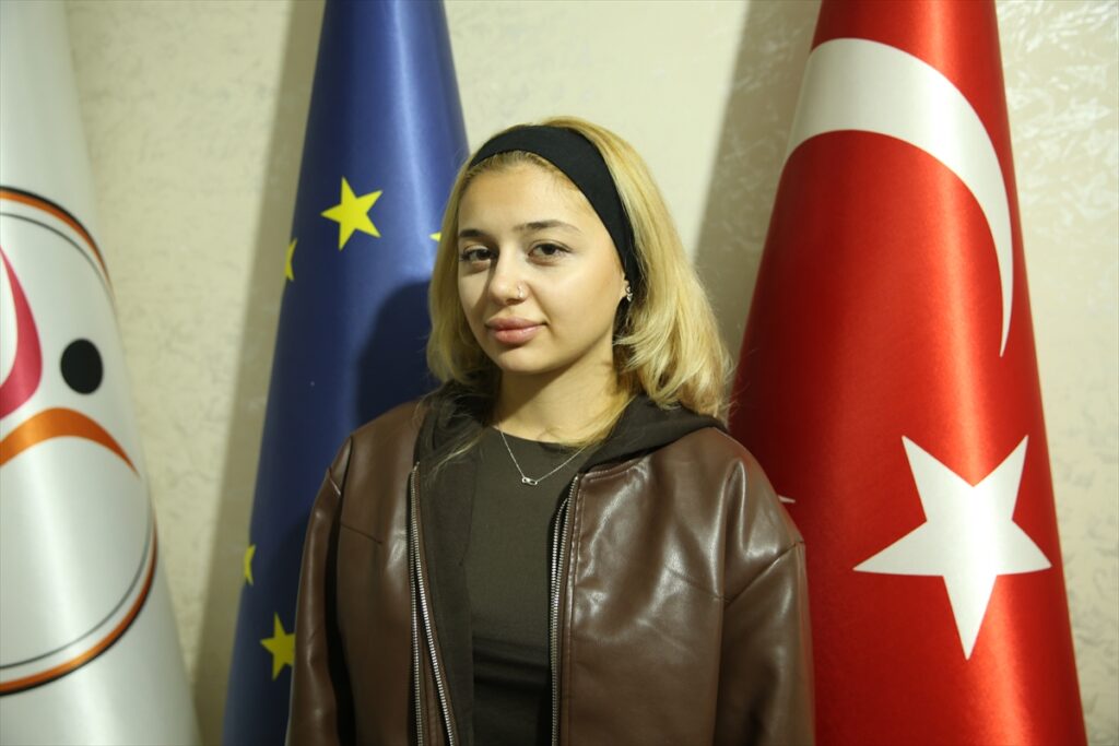 Yurt dışından gelen gençlerle iletişim sayesinde İngilizce öğreniyorlar