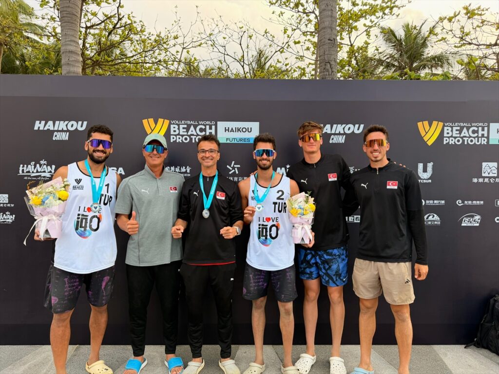 Yusuf Özdemir-Batuhan Kuru ikilisinden Çin’deki plaj voleybolu turnuvasında gümüş madalya