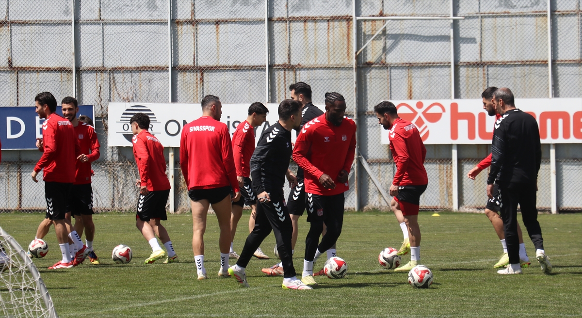 Sivasspor Teknik Direktörü İsmet Taşdemir’den son maça kadar mücadele mesajı:
