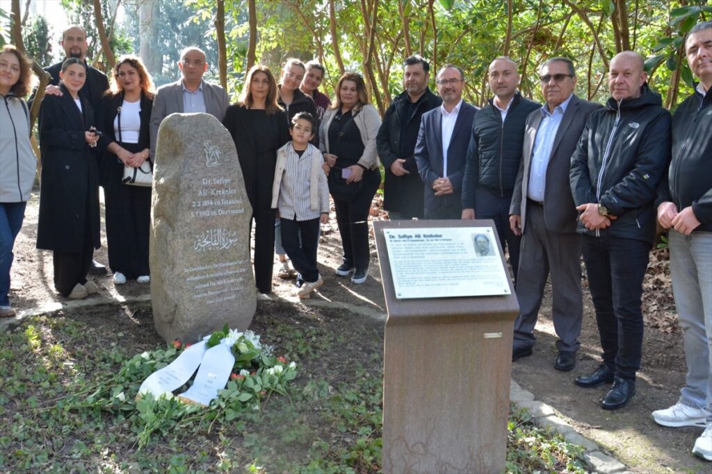 Türkiye’nin ilk kadın doktoru Safiye Ali’nin Almanya’daki mezarı ziyaret edildi | TurkArama Motoru | Sağlık ve Günlük Yaşam için Pratik Bilgiler